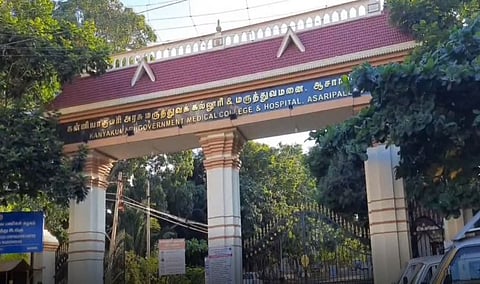 பிரசவ வலியால் துடித்த பெண்ணுக்கு பிரசவம் பார்த்த செவிலியர்!! எந்த வண்டியில் தெரியுமா?