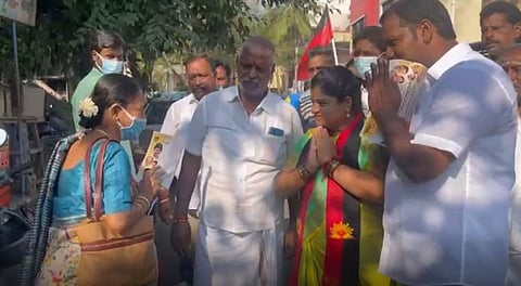 நிறைமாத கர்ப்பிணியான வேட்பாளர் வீடு வீடாக சென்று தேர்தல் பிரச்சாரம்!! வியப்பில் ஆழ்ந்த மக்கள்