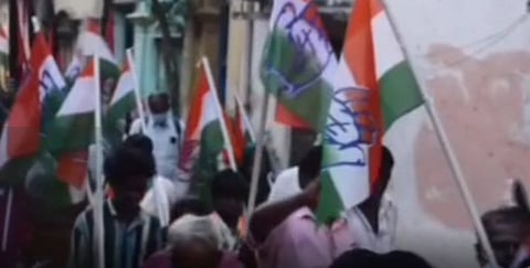 தமிழகத்தில் தீவிரமடையும் தேர்தல் பிரச்சாரம்... வீடு வீடாக சென்று வாக்கு சேகரித்த காங். வேட்பாளர்!!