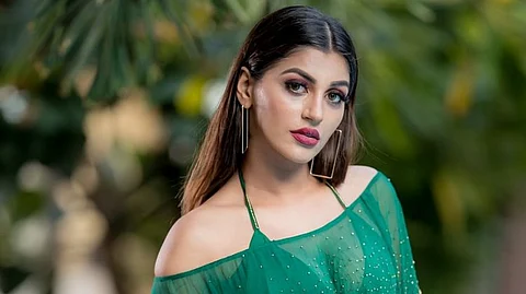 சம்மர் சீசனை வரவேற்பதற்காக யாஷிகா போட்ட கவர்ச்சி புகைப்படம்! கமெண்ட்ஸ்களை தெறிக்கவிடும் நெட்டிசன்ஸ்!!