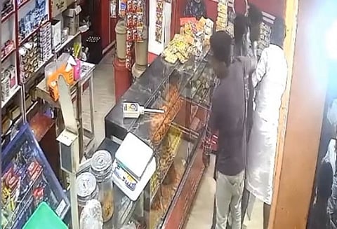 வாங்கிய கேக்கிற்கு காசு கேட்ட கடை உரிமையாளர்... கடையை அடித்து நொறுக்கிய போதை ஆசாமிகள்!! நடந்தது என்ன?