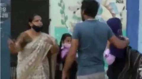 கர்நாடக: ஹிஜாப் அணிந்து வந்த மாணவி.. ஹிஜாபைக் கழற்றச் சொன்னதால் பரபரப்பு!!