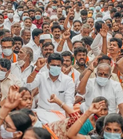 தஞ்சை மாணவி தற்கொலை விவகாரத்தில் நீதி கேட்டு தமிழ்நாடு இல்லத்தை முற்றுகையிட்ட மாணவர்கள்!!