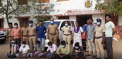 "வறுமை".. குழந்தையை 2.30 லட்சத்துக்கு விற்ற தாய்... கூண்டோடு கைதான கும்பல்!! சிக்கியது எப்படி?