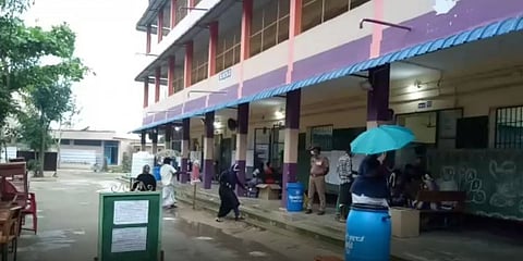 மழைக்கு மத்தியிலும் குடை பிடித்தபடி வந்து வாக்களிக்கும் மக்கள்!!