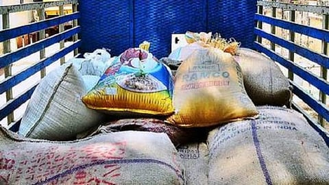 மூட்டை மூட்டையாக ரேஷன் அரிசி கடத்திய வேன் ஓட்டுநர்...மடக்கி பிடித்த போலீசார்!!