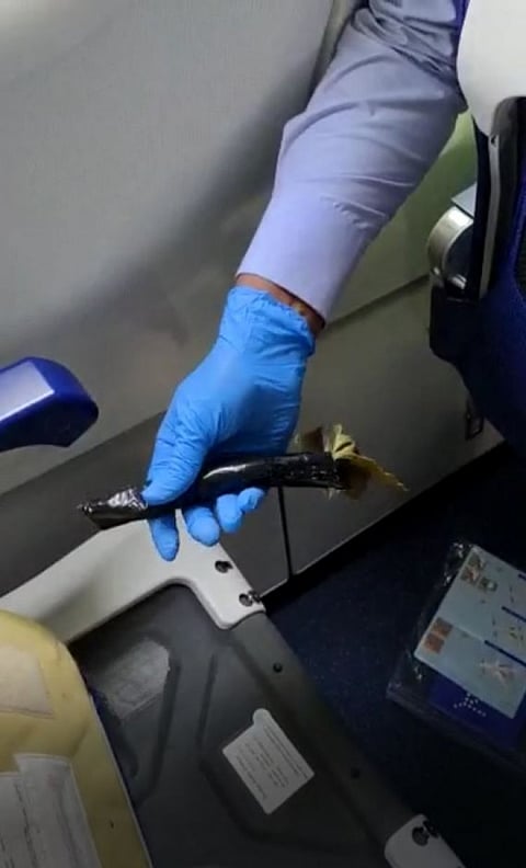 விமானத்தின் இருக்கையில் பசை வடிவில் கடத்திவரப்பட்ட 22 லட்சம் மதிப்புள்ள தங்கம்...பறிமுதல் செய்த அதிகாரிகள்!!