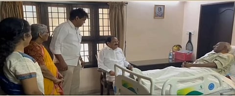 உடல் நலக்குறைாவால் பாதிக்கப்பட்ட ஆற்காடு வீராசாமி - நேரில் சந்தித்து நலம் விசாரத்தார் வெங்கையா நாயுடு