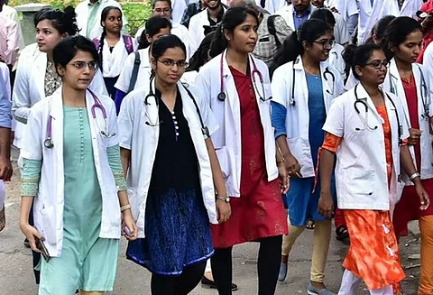 மாணவர்களே சீக்கிரம்.. மருத்துவ கல்லூரிகளில் சேர இன்று கடைசி நாள்