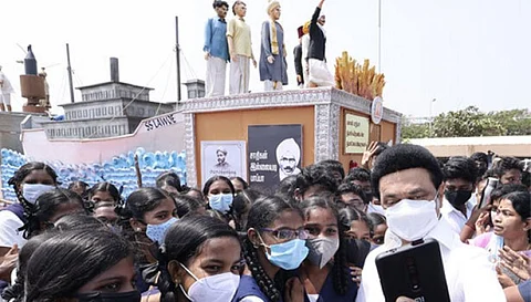 அலங்கார ஊர்திகளை நேரில் பார்வையிட்டார் முதல்வர் ஸ்டாலின்.. மாணவர்களுடன் செல்பி