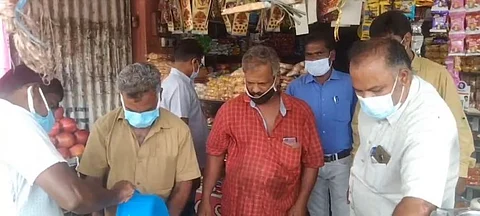 "காலாவதியான உணவு பொருட்கள்" கடைகளில் உணவு பாதுகாப்புத்துறை அதிகாரிகள் அதிரடி ஆய்வு
