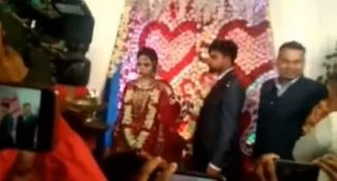 மணமேடையில் மணமகனும் மணமகளும் கோபத்தில் மாற்றி மாற்றி பொருட்களை தூக்கி வீசிய வீடியோ காட்சி...!
