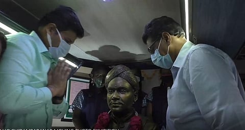 வ.உ.சி.யின் வாழ்க்கை வரலாற்றை விளக்கும் புகைப்படக் கண்காட்சி - நேரில் பார்வையிட்ட மாவட்ட ஆட்சியர்