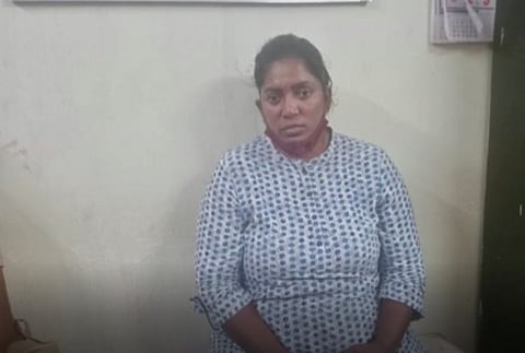 ஆண்களிடம் ஆசை வார்த்தை கூறி பல லட்சம் அபேஸ் பண்ண டுபாக்கூர் பெண் போலீஸ்!!