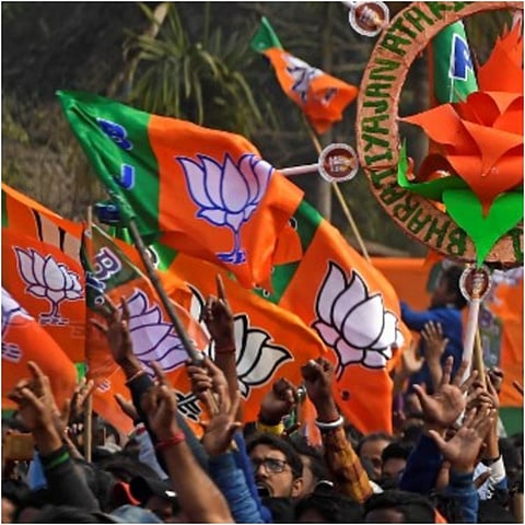 அனுமதியின்றி அத்துமீறி பாஜக கொடி ஏற்றிய  பாஜகவினர்..!  அதிரடியாக கைது செய்த காவல்துறை..!