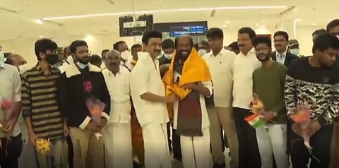 பக்காவா வேலையை முடிச்சிட்டு வந்த சிறப்பு குழுவிற்கு உற்சாக வரவேற்பு அளித்த முதல்வர்!!