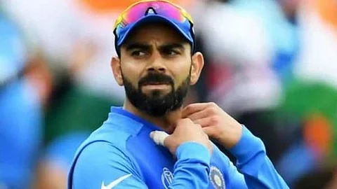 மைதானத்திற்குள் அத்துமீறி நுழைந்த ரசிகர்களிடம்...விராட்கோலி செய்த விஷயம்...பூரிச்சு போன ரசிகர்கள்!