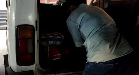 திருப்பத்தூர் .. எஸ் பி வேலுமணியின் உறவினர் நகைக் கடையில் அதிரடி சோதனை... 14 முக்கிய ஆவணங்கள் சிக்கியுள்ளதாக தகவல்!!