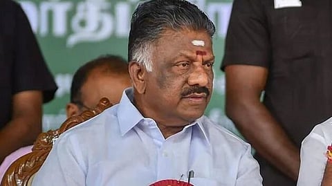 ஓ.பி.எஸ் அணி ஏற்றிய அதிமுக கொடி இறக்கம்..!