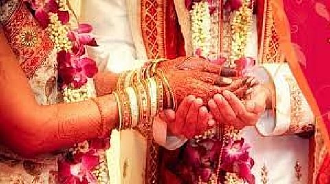 மாணவி கழுத்தில் ஏறிய தாலி..சில வினாடிகளில் மாயம்...கதறிய கணவன்..ஆனா!! கதையே இங்க வேற?