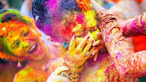 வண்ணங்களின் திருவிழாவாம்..நடனத்தின் உற்சாகமாம்..அதான் ஹோலியாம்!