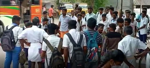சீனியருக்கு மரியாதை ரொம்ப முக்கியம் சாரே! ஈவ் டிசிங் பிரச்சனையில் மாணவர்களிடையே கடும் மோதல் !!