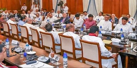 இலங்கை அனைத்து கட்சி கூட்டம்: ரணிலின் கேள்விகளுக்கு முறையான பதிலை தர முடியாமல் திணறினார் பசில்!!