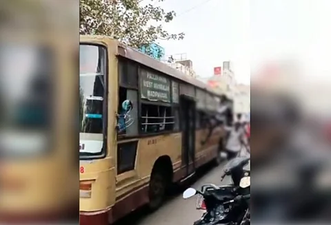 அரசு பேருந்து ஓட்டுநரை கன்னத்தில் அறைந்த பள்ளி மாணவன்...! தட்டி தூக்கிய போலீசார்!!