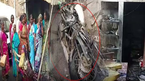 "எமனாக வந்த எலெக்டிரிக் ஸ்கூட்டர்".. திடீரென வெடித்ததால் தந்தை மகள் உடல் கருகி பலியான சோகம்!!