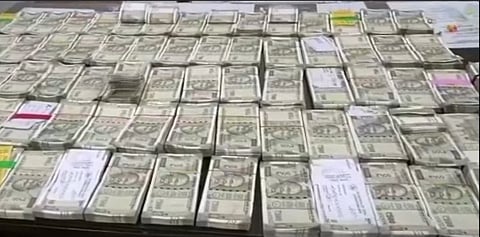 ஆதி திராவிட நலத்துறை அதிகாரி காரில் ரூ.40 லட்சம் பறிமுதல்.. யாருடைய பணம்? எங்கு எடுத்துச் செல்கிறார்?- விசாரணை தீவிரம்