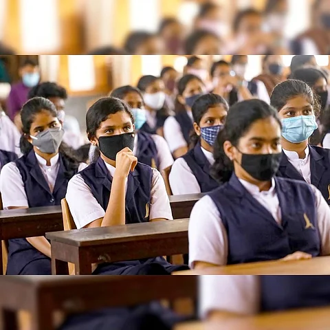பள்ளிகளில் தேர்வெழுத காத்திருந்த மாணவர்கள்... வினாத்தாள் வராததால் ஏமாற்றம்!!