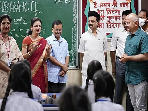 டெல்லி முதலமைச்சர் கெஜ்ரிவாலுடன் அரசு பள்ளியை பார்வையிட்டார் முதலமைச்சர் ஸ்டாலின்!!