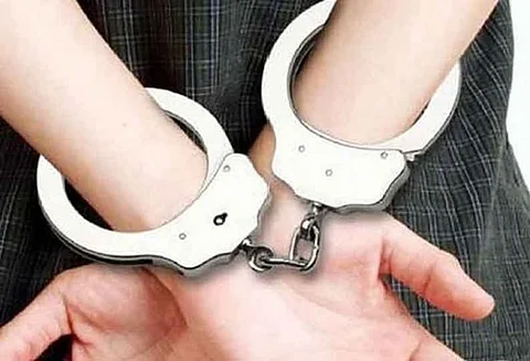 போலீசுக்கே தண்ணீர் காட்டிய பெண் கைதி...! வயிறு வலிப்பதாக கூறி மாயம்..! திகைத்து போன போலீசார்..!