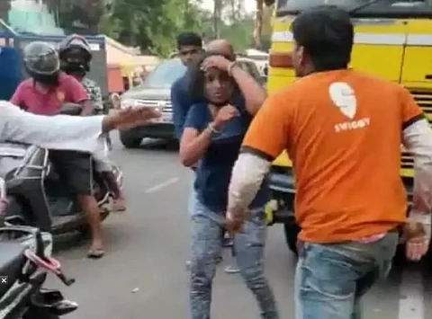 காதலனை ரோட்டில் அசிங்கமாக திட்டி , அடிக்கும் காதலி...! பொளேர் என கன்னத்தில் அறைந்த டெலிவரி பாய்...! வைரலாகும் அதிர்ச்சி வீடியோ..!