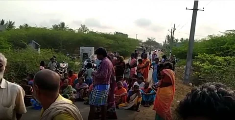 ஆன்லைன் முன்பதிவு திடீரென நிறுத்தம்... அரசு பேருந்தை சிறைபிடித்து விவசாயிகள் சாலை மறியல்!!