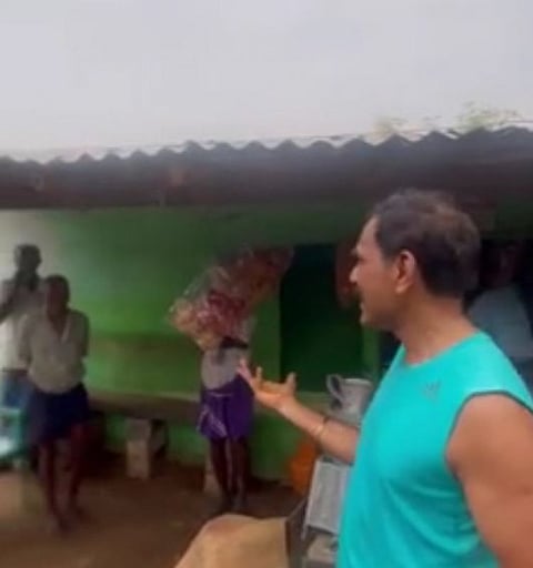 என்ன மனுஷன்யா..! டீக்கடையில் சிகரெட் அடித்துக் கொண்டிருந்தவர்களுக்கு அறிவுரை சொன்ன டிஜிபி சைலேந்திரபாபு...இணையத்தில் வைரல்!!