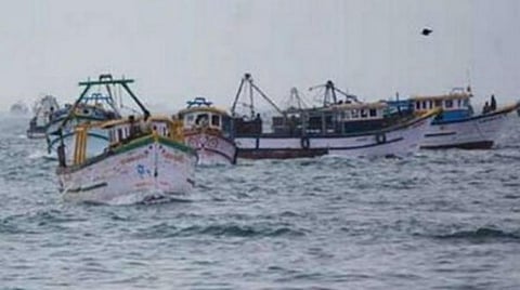 கடும் பொருளாதார நடவடிக்கை.. "12 தமிழக மீனவர்கள் கைது" உதவிக்கரம் நீட்டிய இந்திய மக்களையே வஞ்சிக்கும் இலங்கை அரசு!!