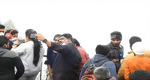 விடுமுறை நாளில் கொடைக்கானலில் குவிந்த சுற்றுலாப் பயணிகள்.. வரவேற்ற சாரல் மழை!!