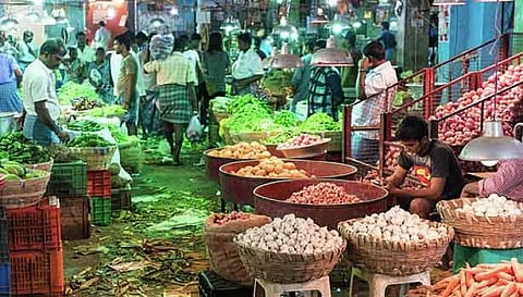 கோயம்பேடு மார்க்கெட்டில் காய்கறிகளின் விலை உயர்வு.. இல்லத்தரசிகள் மிகுந்த அதிர்ச்சி!!