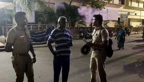 ஆசை வார்த்தைக்கூறி 4 மாணவிகளை கடத்தி பாலியல் வன்கொடுமை செய்த தொழிலாளி... 20 ஆண்டுகள் சிறை தண்டனை வழங்கிய கோர்ட்டு!