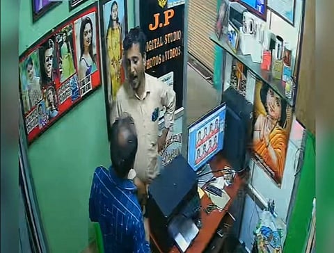 ஃபோட்டோ ஸ்டுடியோ உரிமையாளரை கடைக்குள் புகுந்து சரமாரியாக குத்திய பாஜகவினர்! ஏன் தெரியுமா?