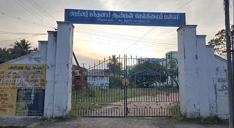 அரசு பேருந்து கண்ணாடியை அடித்து நொறுக்கிய 12-ம் வகுப்பு மாணவர்கள் 2 பேர் கைது! ஒருவருக்கு வலைவீச்சு!!