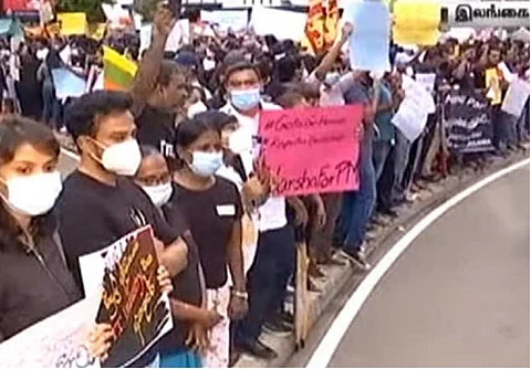 இலங்கை அரசாங்கத்தை எதிர்த்து போராட்டம் நடத்திய மாணவர்கள்...! கண்ணீர்புகை, தண்ணீரை பீய்ச்சியடித்து கூட்டத்தை கலைக்கும் முயற்சியில் போலீசார்!!