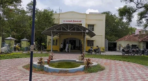 மாடியில் இருந்து கீழே தள்ளிவிட்டு இளைஞா் கொடூர கொலை - போலீசார் விசாரணை