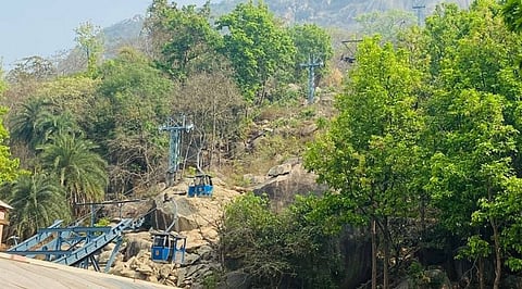 ரோப்கார்கள் ஒன்றுடன் ஒன்று மோதி விபத்து.. இரு பெண்கள் பலி - 46 பேர் அந்தரத்தில் சிக்கி தவிப்பு!!