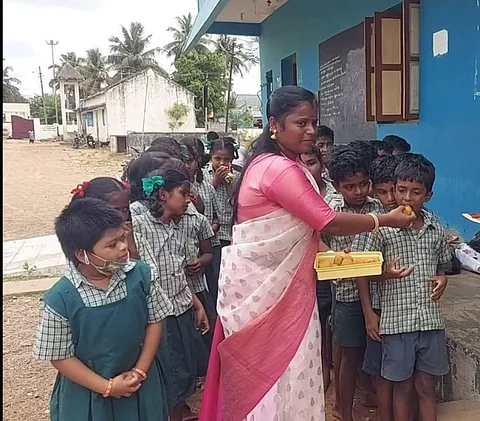 அரசு பள்ளிக்கு சொந்த செலவில் நவீன கழிப்பறை கட்டித்தரும் சமூக ஆர்வலர் - குவியும் பாராட்டு!!