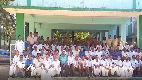 36 ஆண்டுகளுக்குப் பின் மீட்டிங் போட்ட முன்னாள் மாணவர்கள்.. நெகிழ்ச்சி சம்பவம்