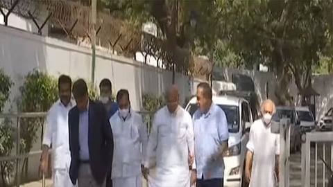 2024 பொதுத் தேர்தலில் காங்கிரஸ் வெற்றி பெற புது வியூகம்.. காங்கிரஸ் மூத்த நிர்வாகிளுடன் சோனியா காந்தி ஆலோசனை!!