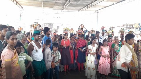 தொடர் விடுமுறையால் பழனியில் கோவிலில் குவிந்த பக்தர்கள் - சுமார் 3 மணி நேரம் வரை காத்திருந்து சாமி தரிசனம்