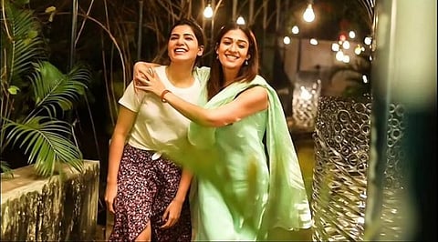 டப்பிங்போது சமந்தாவை கட்டிப்பிடித்த நயன்தாரா..! இணையத்தில் வைரலாகும் வீடியோ!!